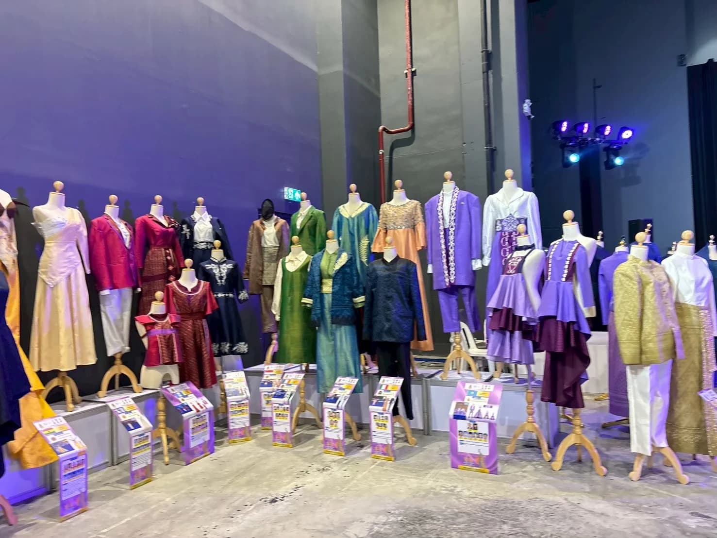 พราวผ้า — ชุมชนทอผ้าไหมจังหวัดสุรินทร์