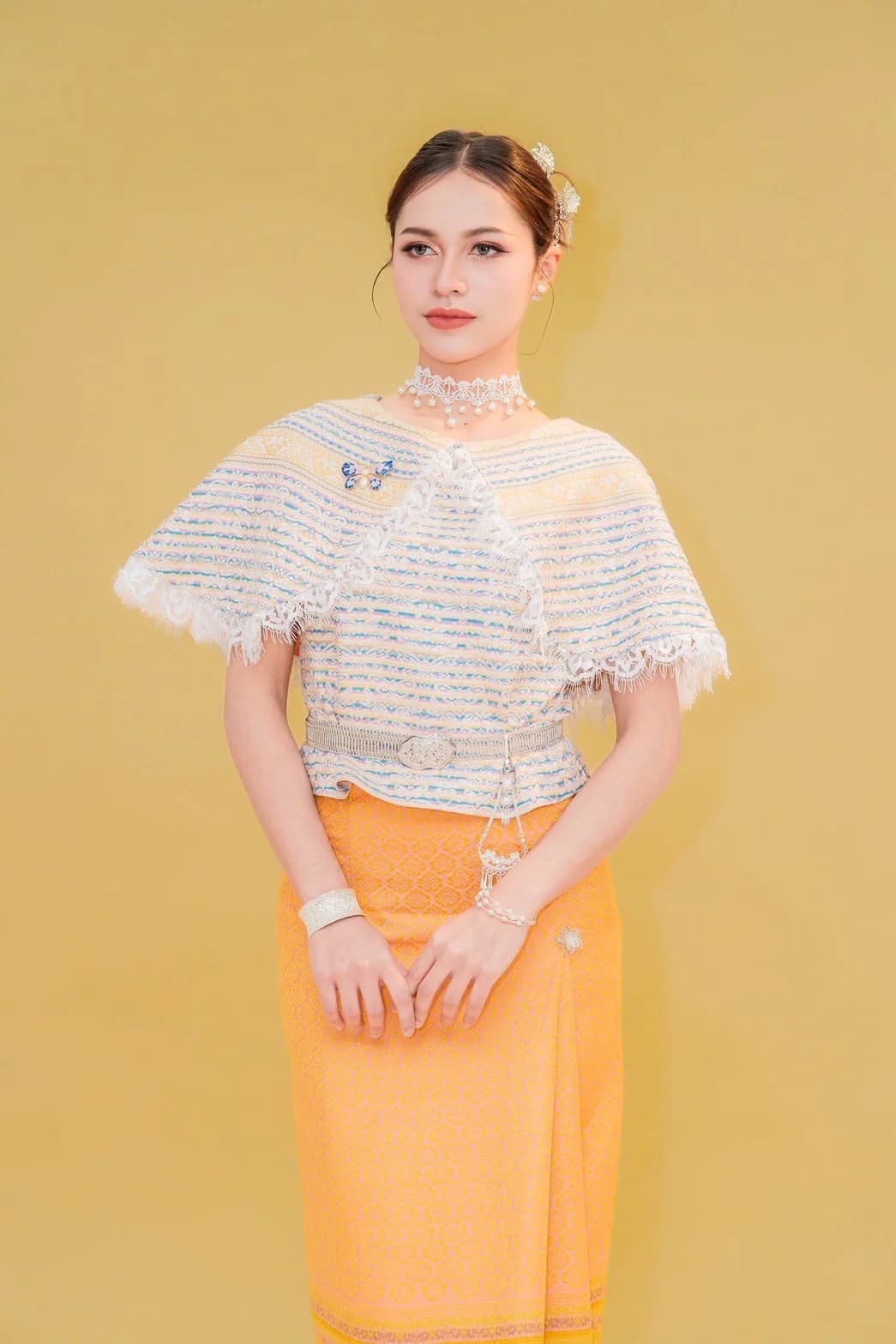 ชุดไทยประยุกต์ร่วมสมัย — เสื้อลูกไม้คลุมไหล่