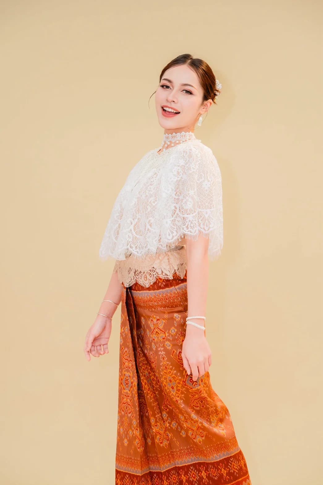 ชุดไทยประยุกต์เสื้อลูกไม้สีขาว & ซิ่นมัดหมี่ทอง