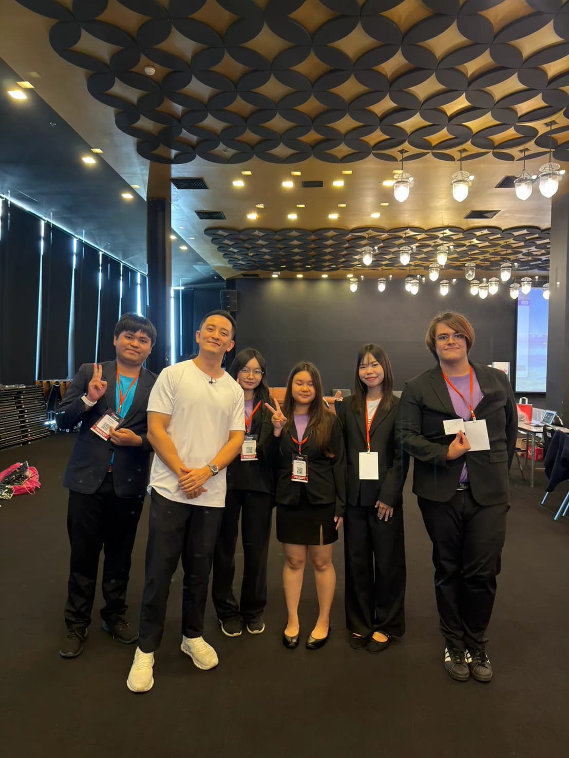 ทีม LAYA กับเมนเทอร์และคณะกรรมการ Hackathon